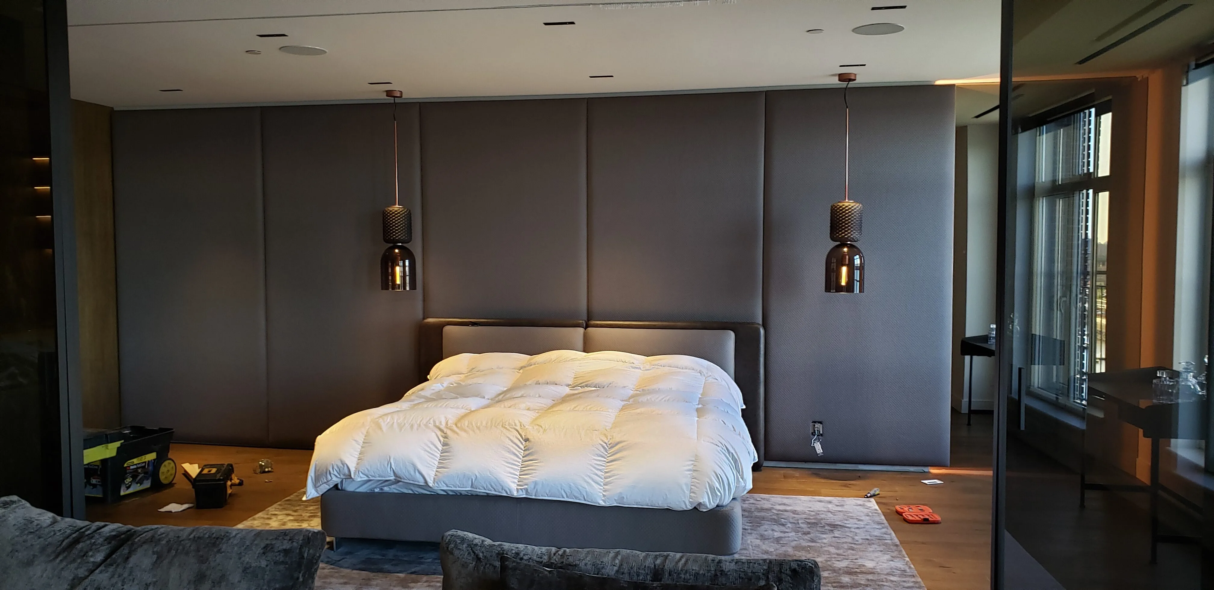 Integrated bedroom millwork and panel wall by Meubles Ciano