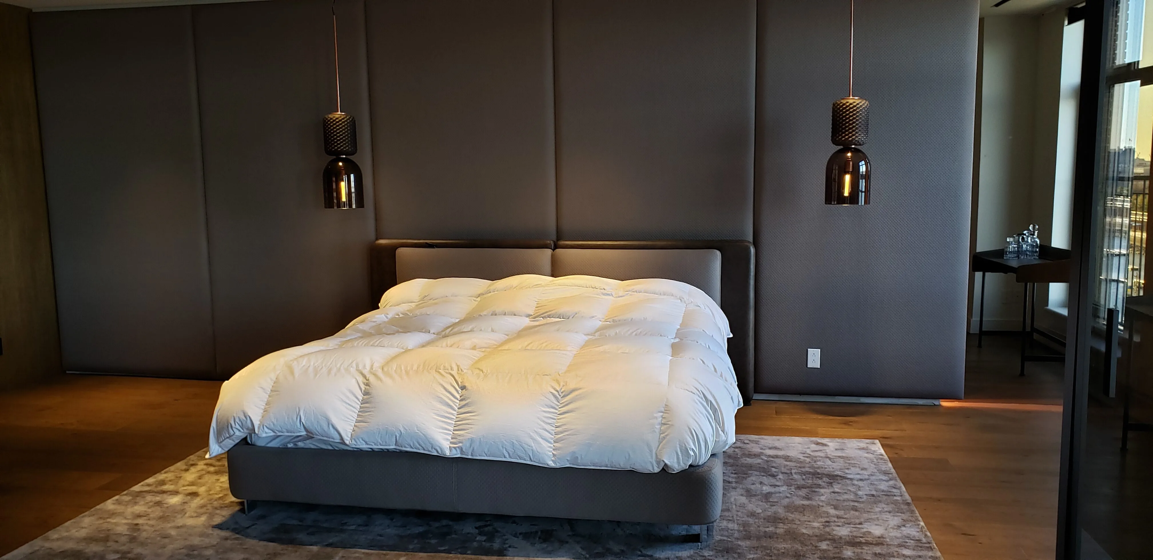 Floor-to-ceiling upholstered wall panels by Meubles Ciano